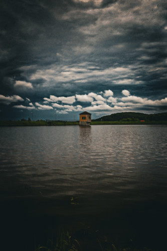 Búrka nad jazerom