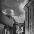 O kráčajúcom mužovi a čupiacej žene