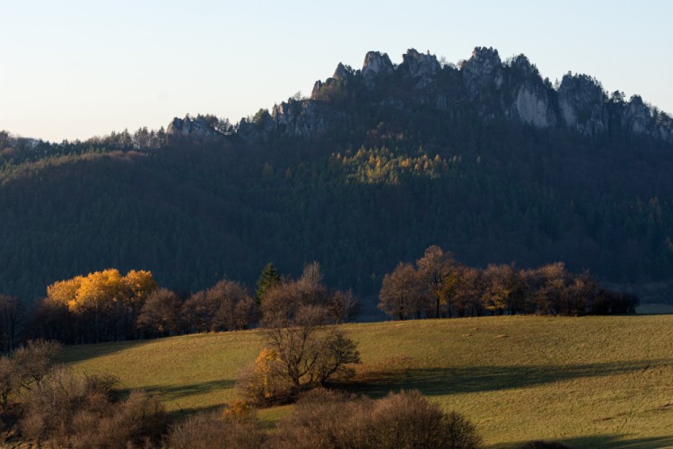 Lúka pod skalami