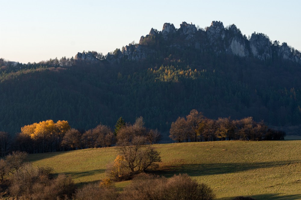 Lúka pod skalami