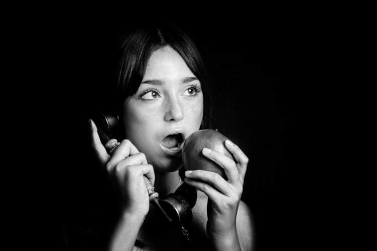 Telefonuje s priateľom