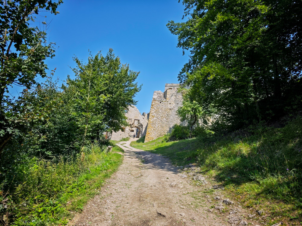 Pred hradom Lietava