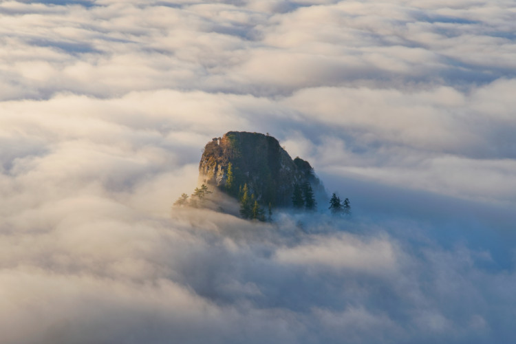 Hrad Vršatec v prvých ranných lúčoch