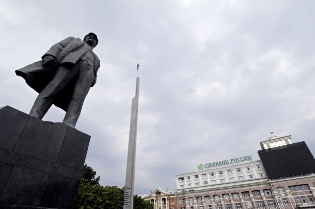 Centru kedysi bohatého mesta Doneck dominuje socha Lenina a budova ruskej banky, ktorá tu môže pôsobiť ako jediná. Medzinárodné prevody peňazí však nerobí.