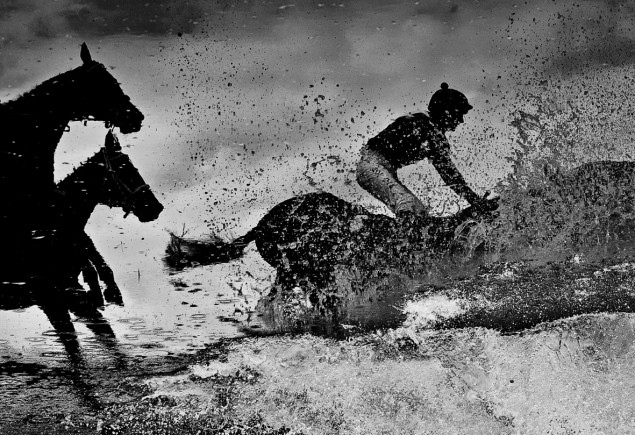 Roman Vondrouš, zo série Steeplechase 1. cena World Press Photo 2013