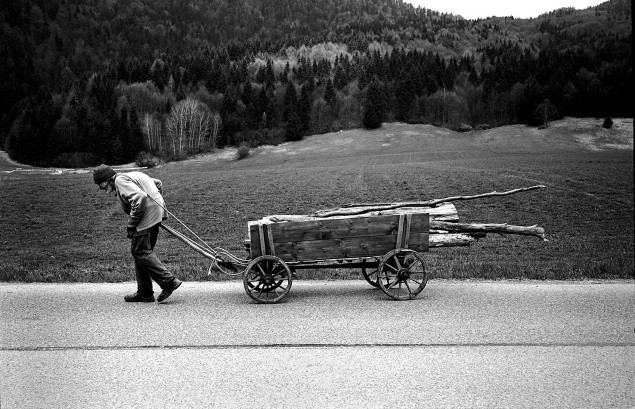 Muža s nákladom dreva zbadal na cestách po Slovensku. Skončilo to dlhým rozhovorom.