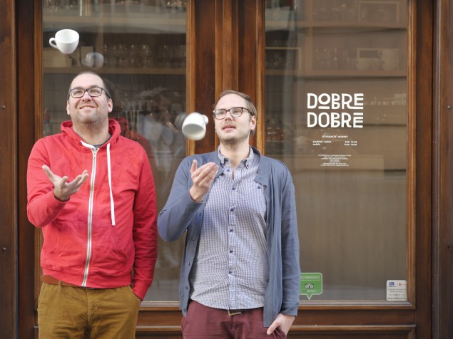 Peter Adam (vľavo) a Sergej Kara, autori projektu kaviarne, ktorá zamestnáva bezdomovcov.