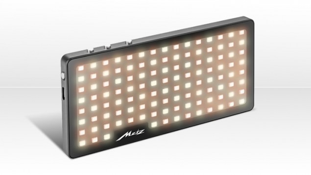 Metz mecalight S500 BC je zostava LED diód s dĺžkou 13 cm. Je rovnako plochá ako smartfón. Ponúka variabilné nastavenie farebnej teploty (3000-5000K) ktoré sa môže zhodovať s okolitým osvetlením, alebo pridať scéne špecifickú farebnú náladu. Ovládacie tlačidlá umožňujú prístup k ovládaniu výkonu a teploty farieb na OLED displeji.