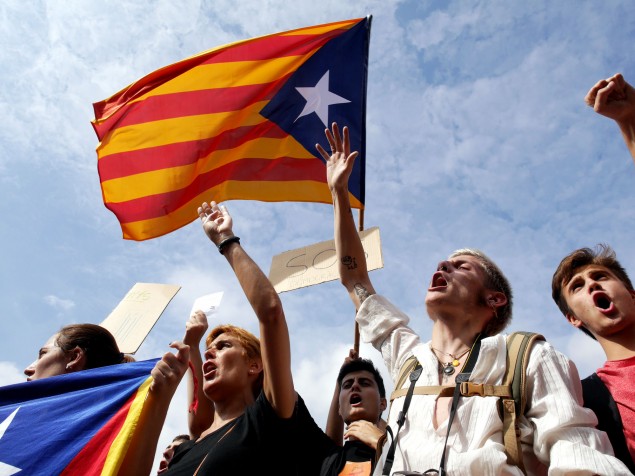 Demonštranti deň po referende žiadajú vyhlásenie nezávislosti Katalánska.