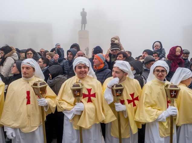 Dôležitá je aj príprava pred cestou a vedieť kam sa na Sicílii pobrať. Na ostrove majú počas vrcholných dní veľkej noci veľmi skromnú a obmedzenú verejnú dopravu. Jazdia len niektoré vlaky, hromadná doprava v mestách je tiež obmedzená. Na medzimestské a dedinské autobusy môže pocestný takmer úplne zabudnúť. Ťažké je to aj s taxíkmi. Buď ho človek nezoženie alebo je o sto percent drahší.