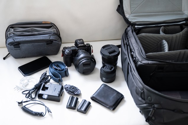 Tech Pouch na drobné príslušenstvo (v ľavom rohu) a Camera Cube vložený v batohu