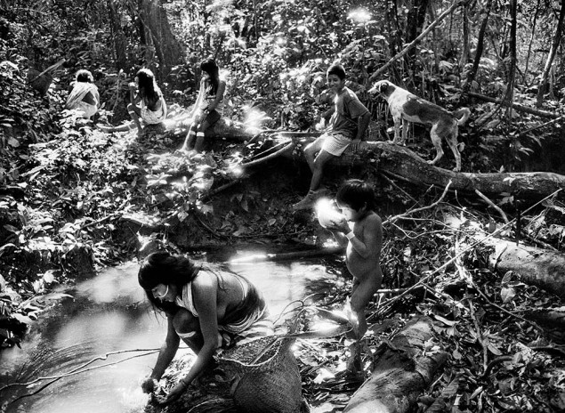 © Sebastião Salgado, Indiens Marubo, Vallée de Javari, État d’Amazonas, Brésil, 1998