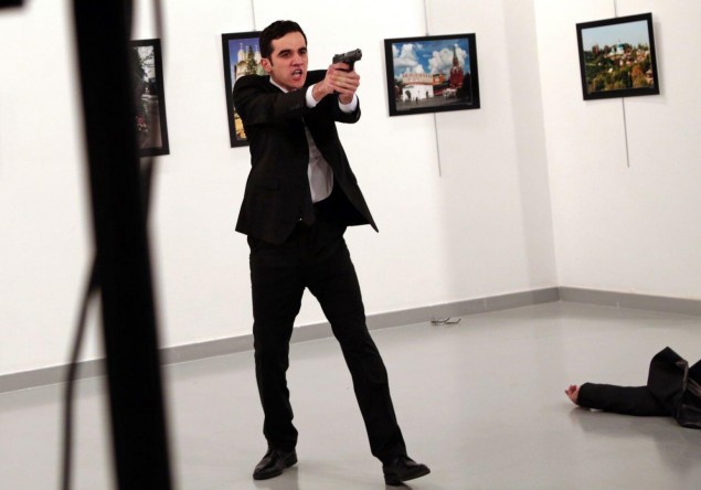 Burhan Ozbilici: Vražda ruského veľvyslanca Andreja Karlova v Ankare. Jedna fotografia zo série.