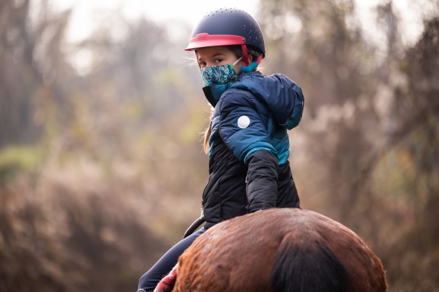 Presné zaostrenie a príjemný bokeh napriek rušivej húštine a lesu v pozadí. Foto: Julo Kotus