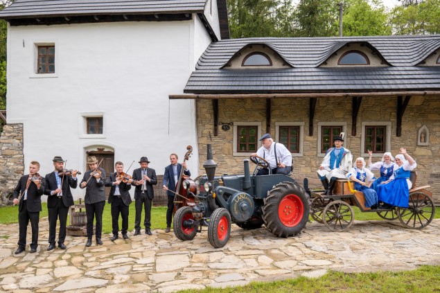 Spoločenské udalosti fotoaparát zvláda ľavou zadnou.