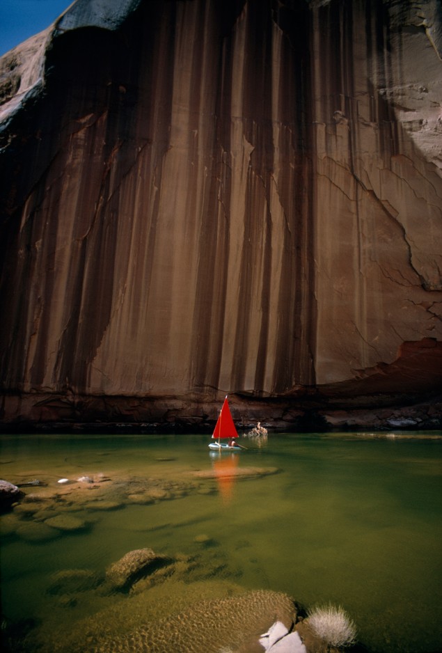 Iron and manganese seepage creates streaks on a sandstone wall on Lake Powell in Utah, July 1967. PHOTOGRAPH BY WALTER MEAYERS EDWARDS, NATIONAL GEOGRAPHIC