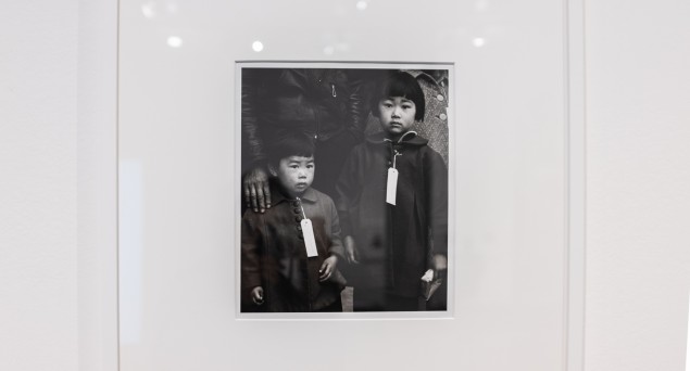 Deti japonských američanov počas procesu internácie. Bol im zobraný domov aj ich identita.