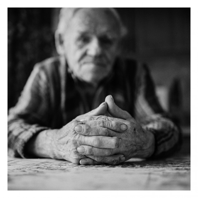 Detail Ervínových rúk. Ervín je postavička známa široko ďaleko. Je to vtipný a veľmi milý človek. Má už 91 rokov. Včera sme si dali vínko.