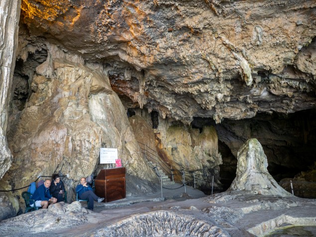 Sprievodcovia po jaskynnom komplexe Grotta di Nettuno.Uprostred s mobilom.