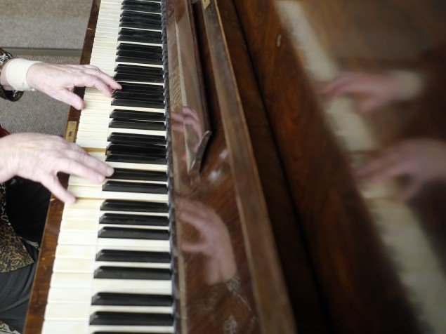 Klaviristka, pani Marta, má 85 rokov a obviazané zápästia.