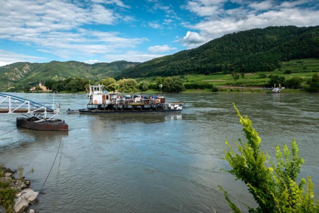 Kaňonom Wachau sa Dunaj zarezáva medzi žulový Český masív a Vápencové Alpy.