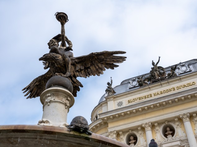 Bratislava. Všetci ruky hore. Fontána pred historickou budovou Slovenského národného divadla.