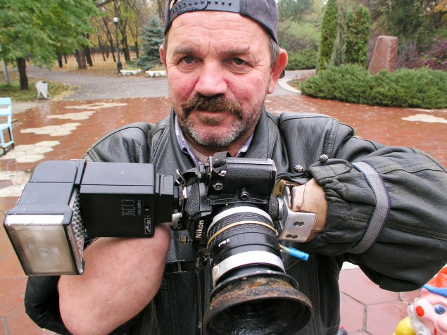 V novembri 2003 sme sa na potulkách Podnesterskom - separatistickom územím Moldavskej republiky – stretli s pouličným fotografom Nikolajevom rovno uprostred Kirovovho parku v hlavnom meste Podnesterska, v Tiraspole. On nemal ani jednu ruku kompletnú. Na jednom kýpti mal vymyslený závit zo statívu a druhým pomocou páčok ovládal ostrenie objektívu, funkcie fotoaparátu a blesku. Technika mu neponúkala možnosť automatického zaostrovania. Musel ostriť natvrdo, ručne.  Fotografované digitálnym Olympusom C5050Z.