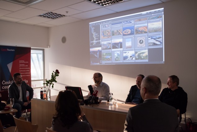 Autor Libor Sváček pri premietaní leteckých fotografií a diskusii