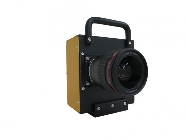 Prototyp kamery se zcela novým CMOS snímačem (na obrázku s objektivem EF 35mm f/1,4 USM)
