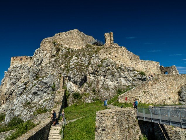 Obloha zbavená neposlušných rozlietaných svetiel odrážajúcich sa od prachových častíc.