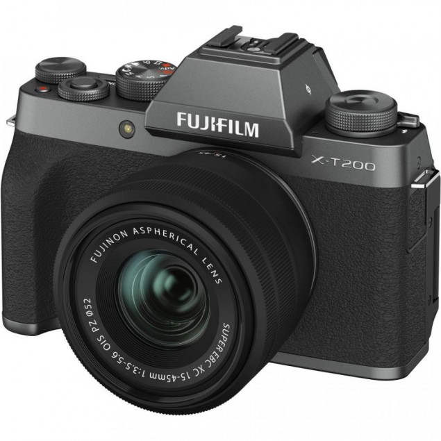 Fujifilm X-T200 s objektívom Fujinon XC15-45mm f/3,5-5,6 OIS PZ padnú do ruky.