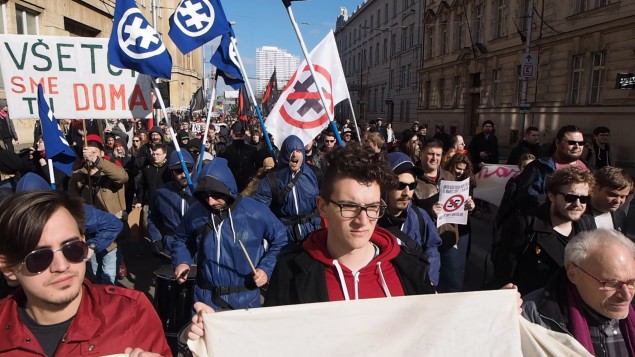 So statívom... Ale v rukách, nad hlavou a za chôdze vzad.