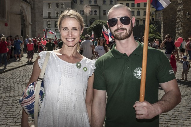 Pochod “Hrdí na rodinu”. Mladý sympatický pár s logami nacionalistickej strany ĽSNS. Až do volieb 2020 mala táto strana imidž strany skinheadov, ktorú volia buď radikáli s okrajovými názormi alebo frustrovaní mladí protestní voliči. Medzi voličmi kotlebovcov pribúdajú ženy a starší ľudia. Zdvojnásobil sa tiež počet ľudí s vysokoškolským vzdelaním, aj keď táto skupina je stále medzi podporovateľmi ĽSNS zastúpená podpriemerne. Bratislava 5. 4. 2019.