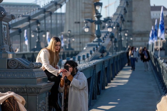Na Reťazovom moste v Budapešti.
