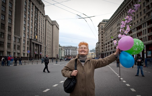 1. 5. 2013, Moskva. Nadšená účastníčka tradičného prvomájového pochodu.