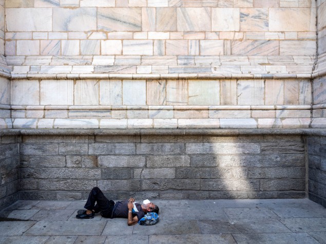 Poctivá siesta opatrného bezdomovca.