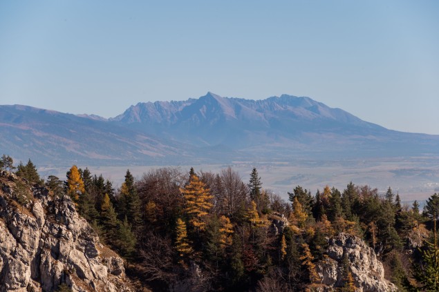 200 mm ohnisko odhalí detaily a konkrétne vrcholy vo Vysokých Tatrách. Fotené z Veľkej Fatry.