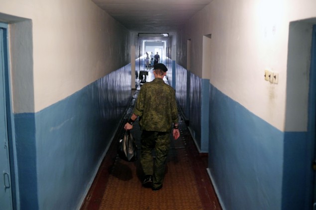 Vojak prišiel navštíviť rodinu do ubytovne Duša Donbasu. Bývali na ukrajinskej strane, no on sa pridal k separatistom. Jeho rodina už nebola v bezpečí.