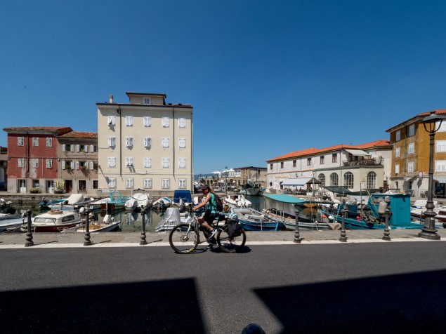 Svetlo, tieň, postava, trochu symetrie... Celkom dobré, ale na každej mojej fotke ma zožierajú chyby, ktoré vidím. Tu cyklista zaniká v pozadí.