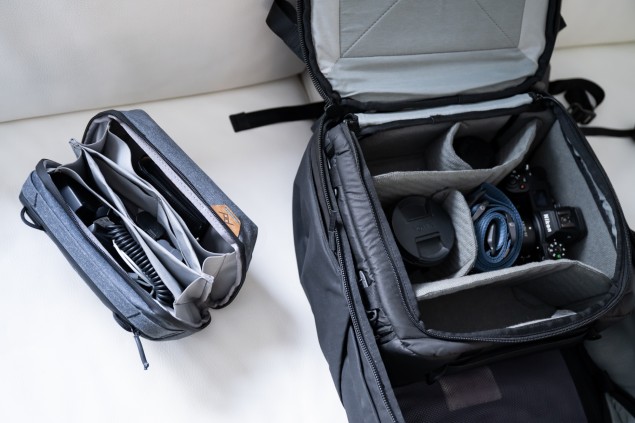 Tech Pouch (vľavo), Camera Cube v batohu so zbalenou fototechnikou a príslušenstvom