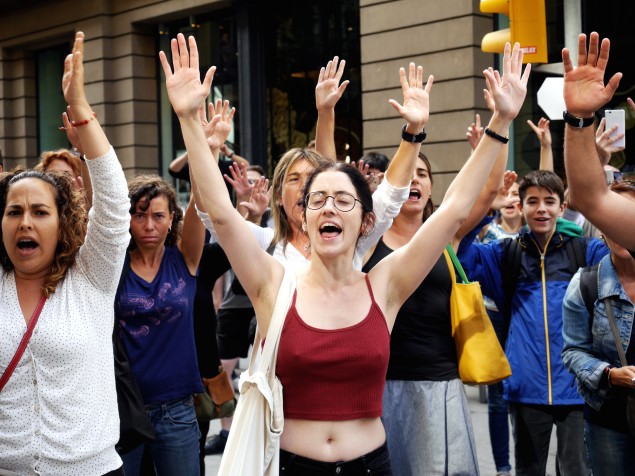 Otvorené dlane sa stali počas hlasovania symbolom nenásilia občanov voči polícii.