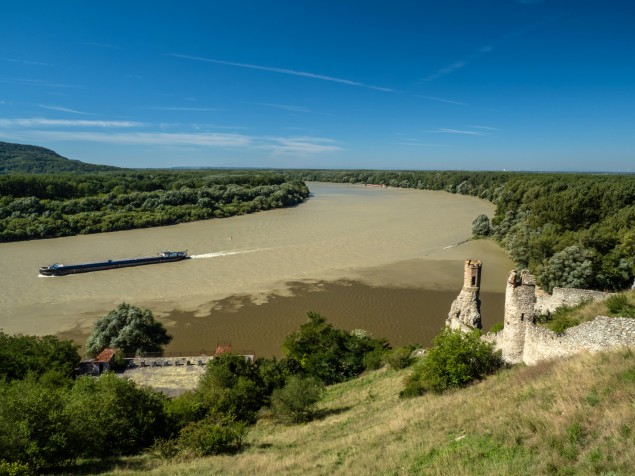 Vytiahnutá obloha a ani voda sa neleskne.