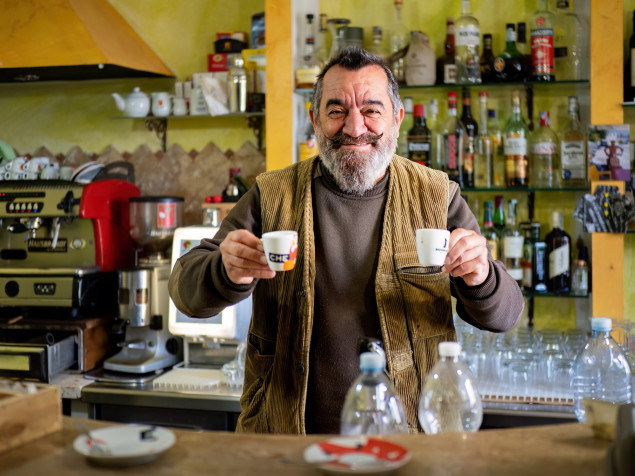 Káva kdesi v dedinke pri horskej ceste si drží cenu jedno euro. Je skvelá. Kto vie prečo je u nás všetko drahšie a kyslejšie? Nie len káva, ale trebárs aj drvené rajčiny.