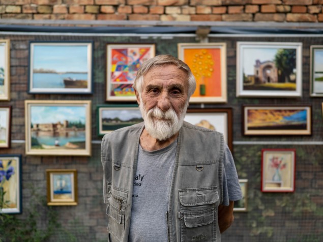 K street fotografii patria aj rýchle pouličné portréty. Maliar z mesta Vidin.