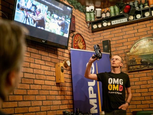 Produktový manažér Olympusu Tomáš Viktora počas prezentácie fotoaparátu na tlačovej konferencii. Foto: Vladimír Kampf