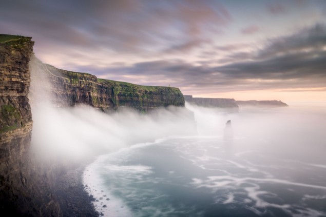 Dlhé expozície majú svoje miesto. Moherské útesy s hmlovou sukničkou, rozmazanými oblakmi a oceánom. Foto: George Karbus @ 30 s, f/10, 24mm, ISO 64