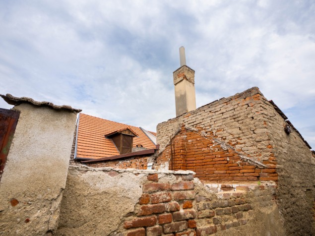 Ten výklenok na streche uprostred je miesto z ktorého som začal pozorovať svet. V dome pod ním bývali moji starý rodičia z maminej strany.