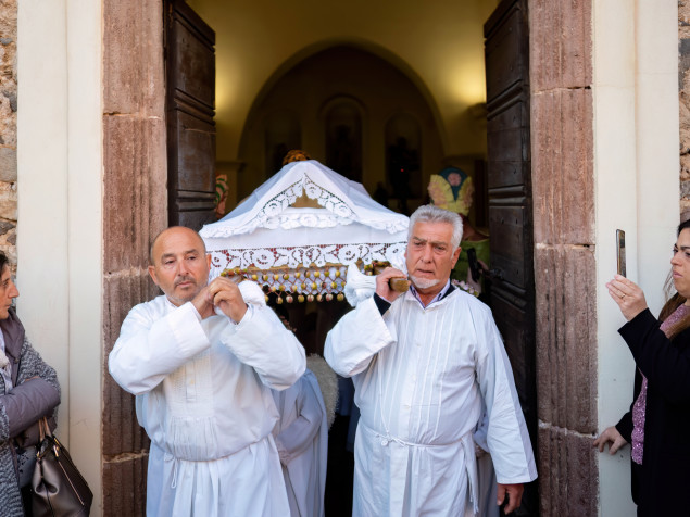 Intenzívny zážitok na chvíľach intenzívnej a evokujúcej viery, ktorú na ostrove berú mimoriadne vážne.