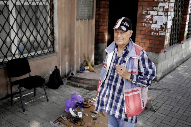 Muž v centre Donecka predáva staré odznaky a ďalšie veci, čo ponachádzal doma. Dúfa, že zarobí aspoň trochu peňazí.