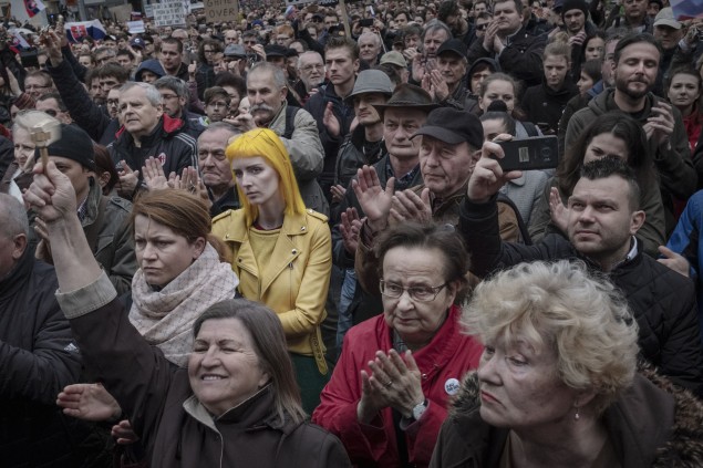 Zhromaždenia s názvom „Postavme sa za slušné Slovensko“ podporili desaťtisíce ľudí a významné osobnosti. Ľudia žiadali okrem vyšetrenia vraždy Jána Kuciaka a jeho snúbenice Martiny Kušnírovej aj vyvodenie politickej zodpovednosti Roberta Fica a ďalších členov jeho vlády. Protesty boli najväščími zhromaždeniami od Nežnej revolúcie v roku 1989. Bratislava, 6. 4. 2018.